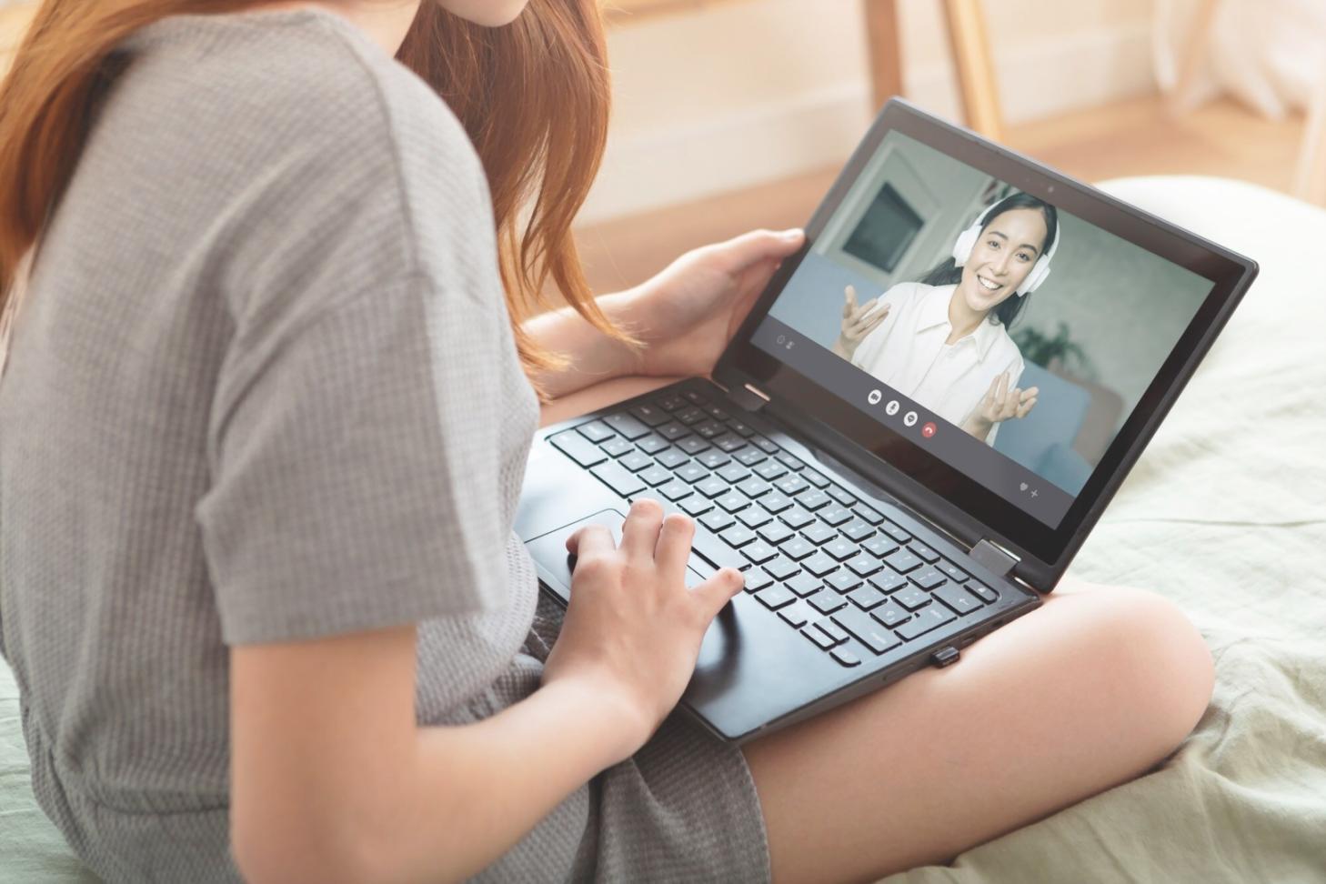 Teilnehmer beim Analysieren von Finanzdaten